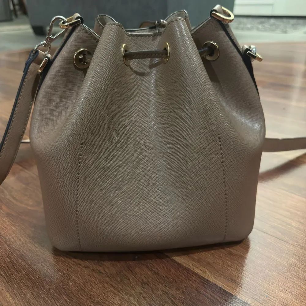 Michael Kors Bucket - Picture 3 of 10